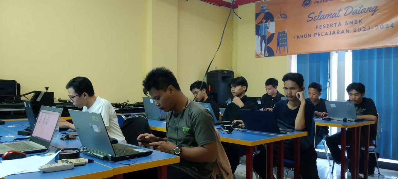 Siswa PKBM Pelita Pratama Bandung sedang mengikuti ujian kesetaraan Paket C di ruang komputer