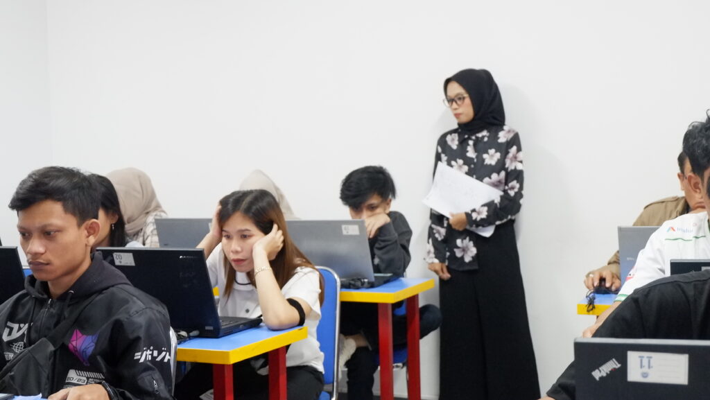 Siswa PKBM Pelita Pratama mengikuti ujian