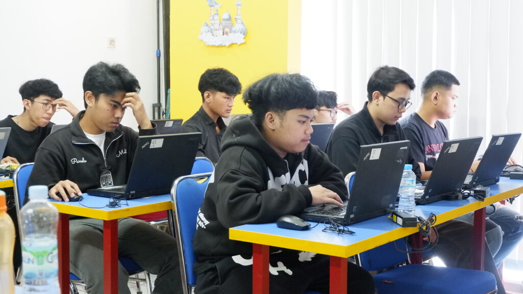 Siswa PKBM Pelita Pratama mengikuti ujian