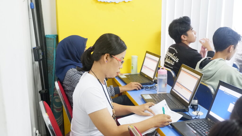 Siswa PKBM Pelita Pratama mengikuti ujian